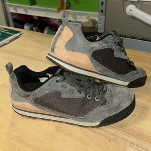 Men’s Merrill Gray and Tan tennis shoes, Excellent Condition